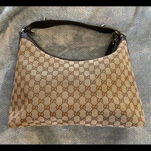 Medium size Gucci shoulder handbag.
